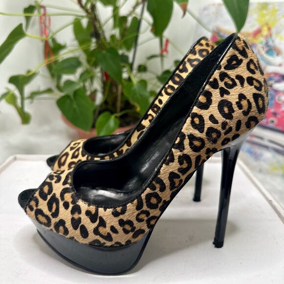 🐆 Wild Pair Leopard Print Peep Toe Heels 🐆 - Picture 4 of 8